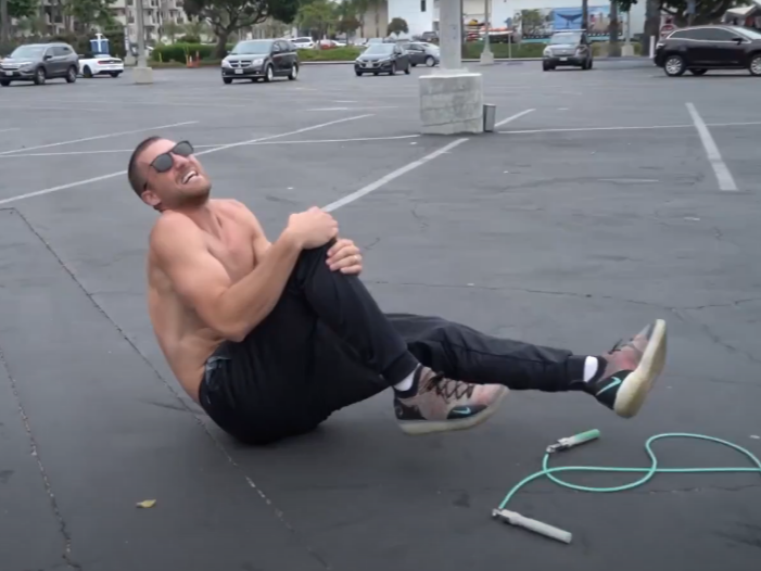 The lack of cushioning in the jump rope mat can easily lead to knee injuries. The lack of cushioning in the jump rope mat can easily lead to knee injuries.