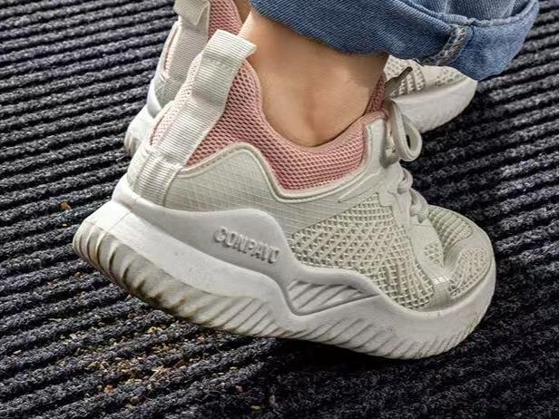 Double-Stripe Dirt-Trapping Surface